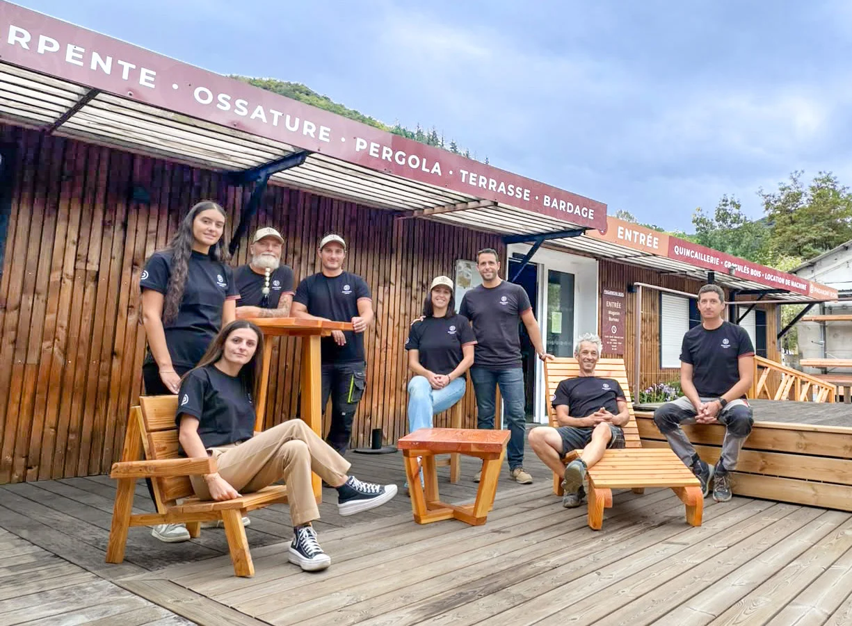 L'équipe Paganoni Bois réunie devant l'entreprise